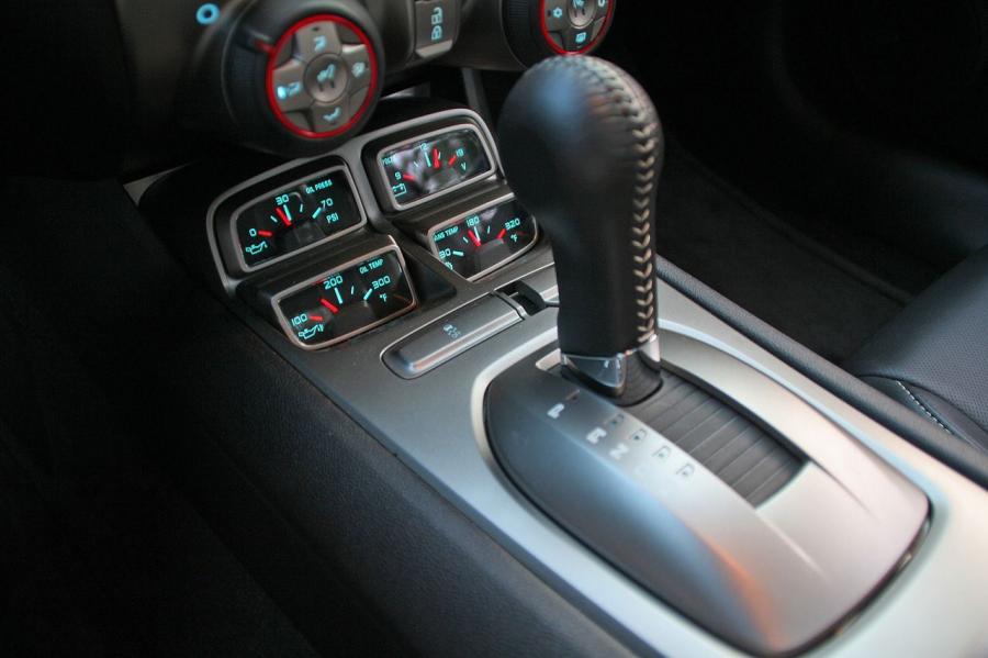 Детали интерьера Chevrolet Camaro RS 2009 года  (фото 88 из 89)